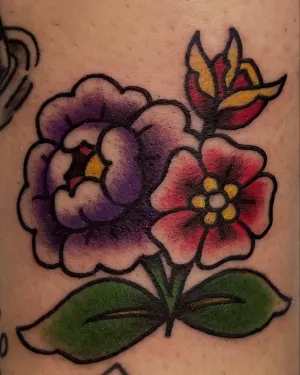 Colour traditional peony and wild rose on a thigh — by Gabriel Gonzalez